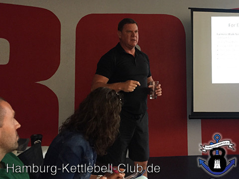 Dan John gibt einem Workshop in der KRABA München